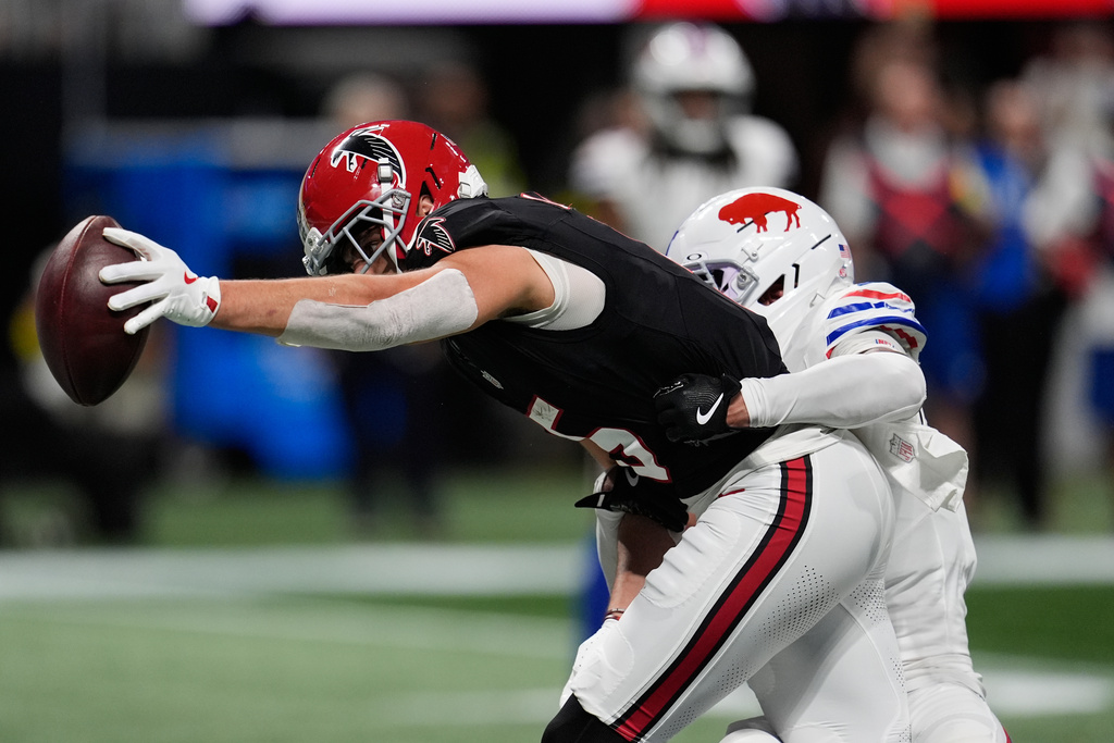 Atlanta Falcons wide receiver Drake London (5) reaches into the end zone to score a touchdown during the first half of an NFL football game against the Buffalo Bills, Monday, Oct. 13, 2025, in Atlanta. (AP Photo/Mike Stewart)