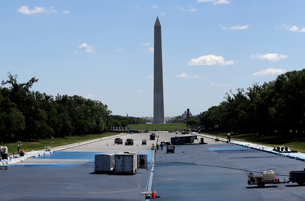 Workers apply a blue protective coating as part of a renovation project to the Lincoln Memorial Reflecting Pool, Friday, May 8, 2026, on the National Mall in Washington. (AP Photo/Rahmat Gul)