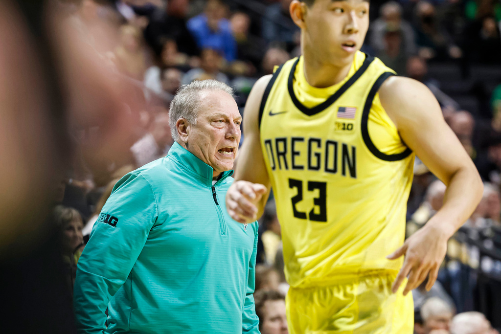 Michigan State head coach Tom Izzo directs his team against Oregon in the first half of an NCAA college basketball game in Eugene, Ore., Tuesday, Jan. 20, 2026. (AP Photo/Thomas Boyd)