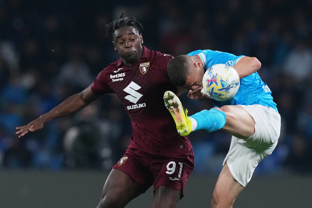 Torino's Duvan Zapata, left, and Napoli's Alessandro Buongiorno in action during the Serie A soccer match between Napoli and Torino in Naples, Italy, Friday March 6, 2026. (Alfredo Falcone/LaPresse via AP)