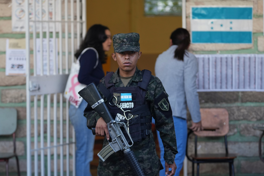 A soldier guards a polling station during general elections in Tegucigalpa, Honduras, Sunday, Nov. 30, 2025. (AP Photo/Moises Castillo)