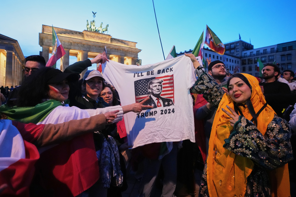 People attend a demonstration in support of the U.S. and Israeli strikes on Iran, in front of the U.S. Embassy in Berlin, Germany, Saturday, Feb. 28, 2026. (AP Photo/Markus Schreiber)