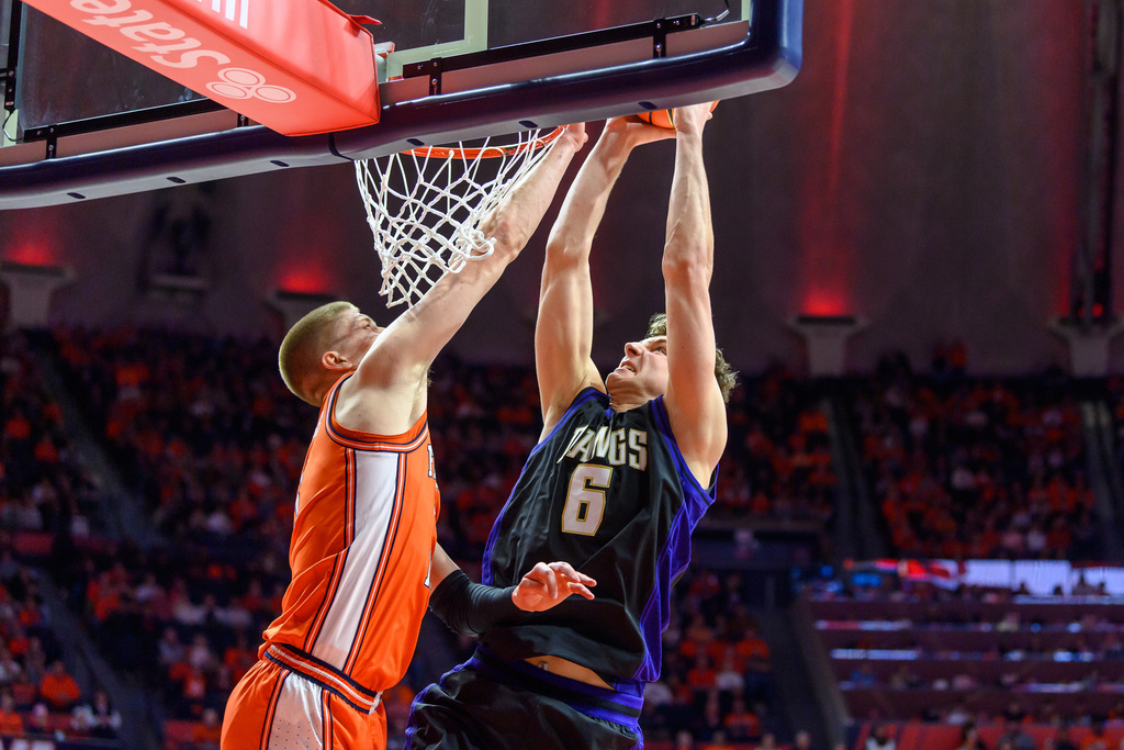 Washington's Hannes Steinbach (6) goes to the basket against Illinois' Ben Humrichous, left, during the second half of an NCAA college basketball game Thursday, Jan. 29, 2026, in Champaign, Ill. (AP Photo/Craig Pessman)