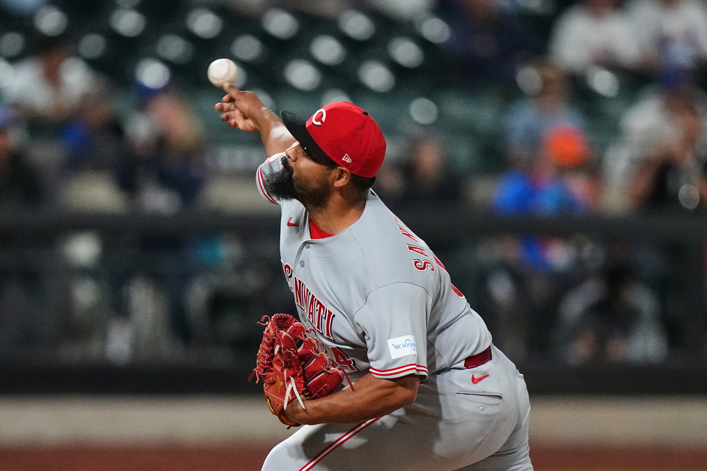 Cincinnati Reds' Tony Santillan pitches during the ninth inning of a baseball game against the New York Mets Tuesday, May 26, 2026, in New York. (AP Photo/Frank Franklin II)