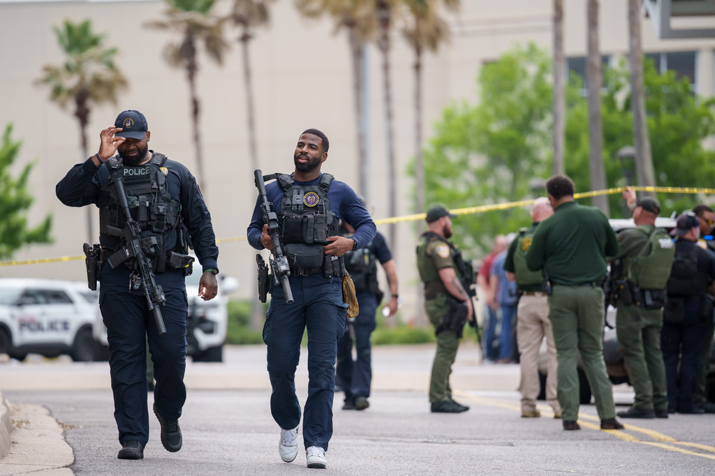Baton Rouge police and Sheriff deputies respond to a mass shooting at the Mall of Louisiana, Thursday, April 23, 2026, in Baton Rouge, La. (AP Photo/Matthew Hinton)