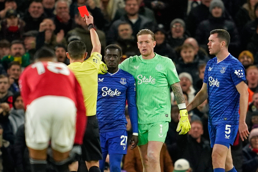 Everton's Idrissa Gueye, third right, gets a red card from referee Tony Harrington during the English Premier League soccer match between Manchester United and Everton in Manchester, England, Monday, Nov. 24, 2025. (AP Photo/Dave Thompson)