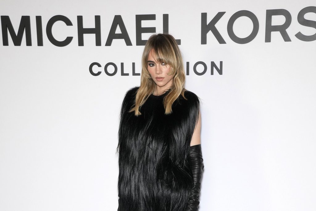 Suki Waterhouse arrives at the Michael Kors Spring/Summer 2026 fashion show as part of New York Fashion Week on Thursday, Sept. 11, 2025, in New York. (Photo by Charles Sykes/Invision/AP)