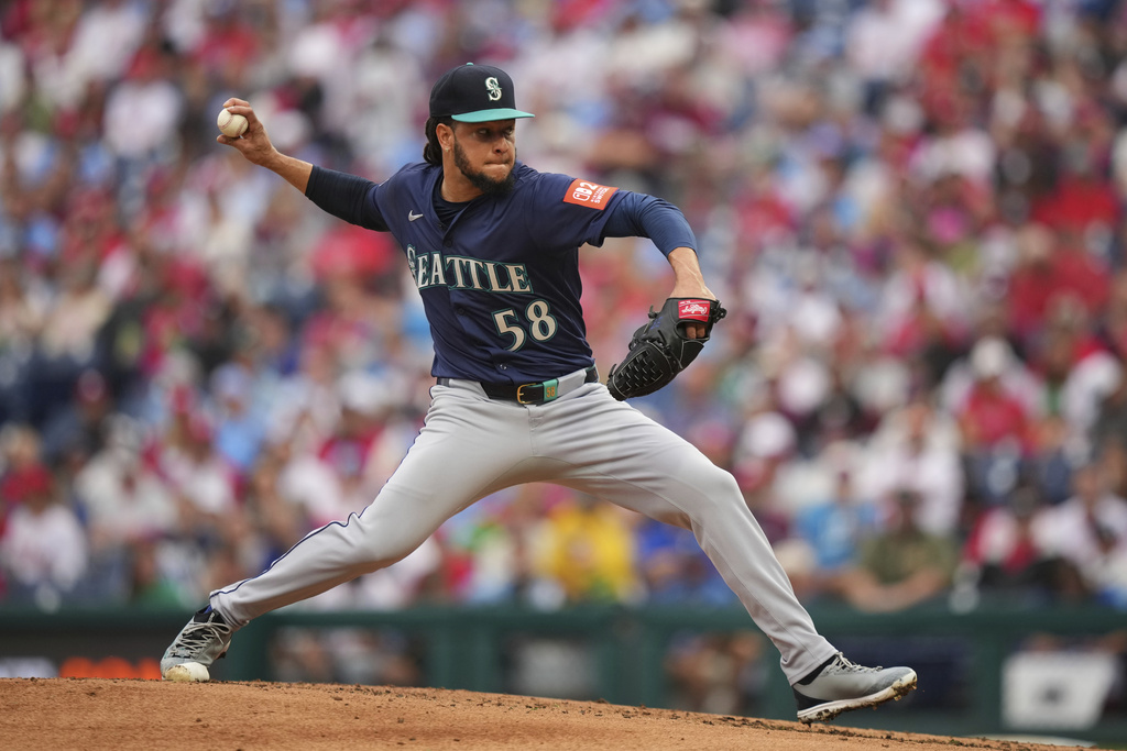 Seattle Mariners' Luis Castillo pitches during the second inning of a baseball game against the Philadelphia Phillies Wednesday, Aug. 20, 2025, in Philadelphia. (AP Photo/Matt Slocum)