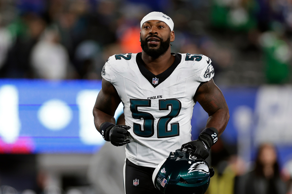 FILE - Philadelphia Eagles outside linebacker Za'Darius Smith (52) runs off the field after an NFL football game against the New York Giants, Oct. 9, 2025, in East Rutherford, N.J. (AP Photo/Adam Hunger, File)