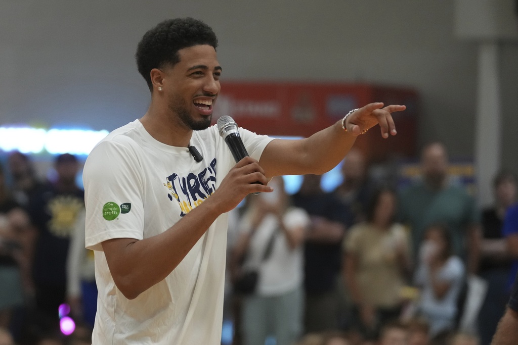 Indiana Pacers' Tyrese Haliburton talks to participants during his basketball camp at the Indiana Pacers Athletic Center, Saturday, Aug. 23, 2025, in Westfield, Ind. (AP Photo/Darron Cummings)