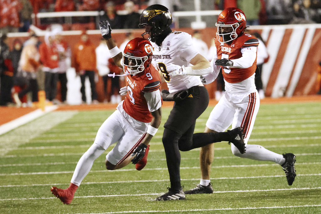 Utah cornerback Elijah Davis, left, celebrates a pass break up intended for Arizona tight end Cameron Harpole during the first half of an NCAA college football game Saturday, Oct. 11, 2025, in Salt Lake City, Utah. (AP Photo/Jeffrey D. Allred)