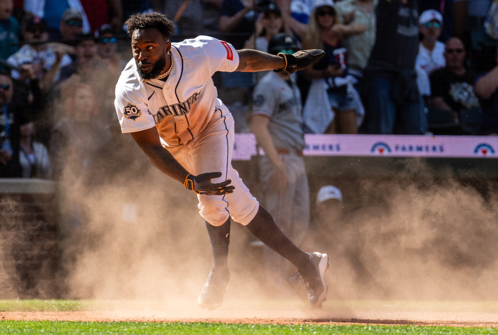 Seattle Mariners' Randy Arozarena scores during the ninth inning of a baseball game against the Minnesota Twins, Saturday, Aug. 1, 2026, in Seattle. (AP Photo/Stephen Brashear)