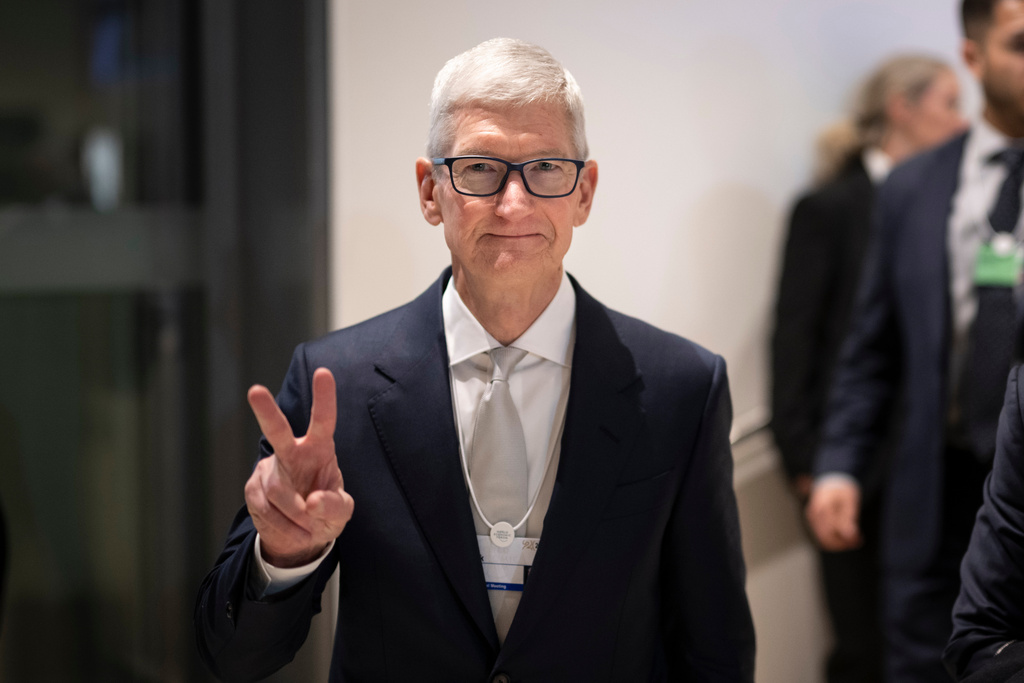 Tim Cook, Apple CEO, makes a victory sign to the photographer in the corridors during the 56th annual meeting of the World Economic Forum, WEF, in Davos, Switzerland, Tuesday, Jan. 20, 2026. (Gian Ehrenzeller/Keystone via AP)