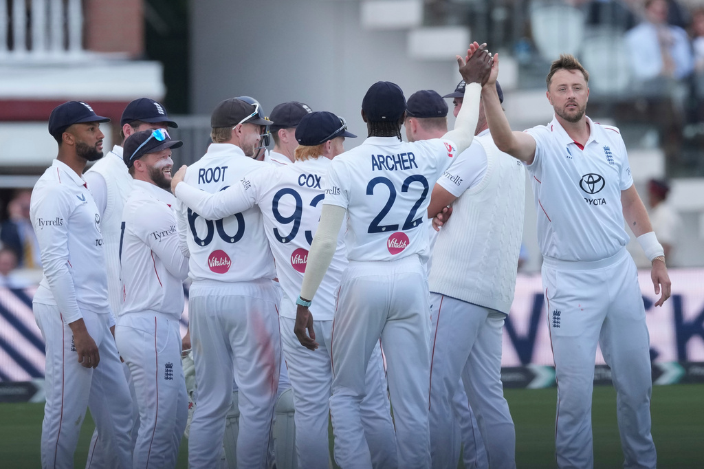 England's Ollie Robinson, right, celebrates with teammates the dismissal of Pakistan's Shan Masood on day four of the second cricket test match between England and Pakistan in London, Sunday, Aug. 30, 2026. (AP Photo/Dave Shopland)