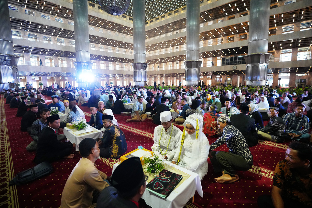 Brides and grooms prepare for a mass wedding ceremony at Istiqlal Mosque in Jakarta, Indonesia, Wednesday, Dec. 3, 2025. (AP Photo/Tatan Syuflana)