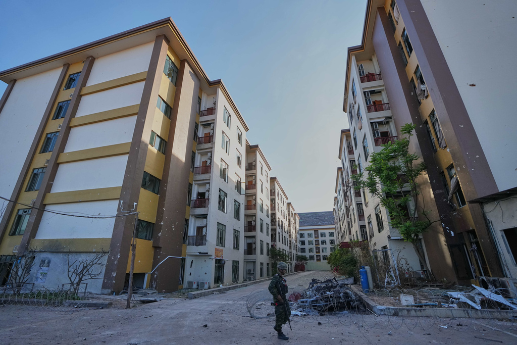 A Thai soldier keeps guard outside a scam center in O'Smach, Cambodia, Monday, Feb. 2, 2026, (AP Photo/Sakchai Lalit)