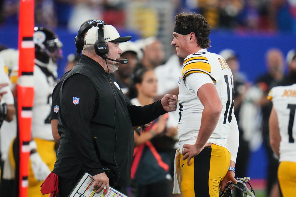 Pittsburgh Steelers head coach Mike McCarthy, left, talks with quarterback Drew Allar, right, in the second half of a preseason NFL football game against the Buffalo Bills in Orchard Park, NY., Thursday, Aug. 27, 2026. (AP Photo/Gene J. Puskar)