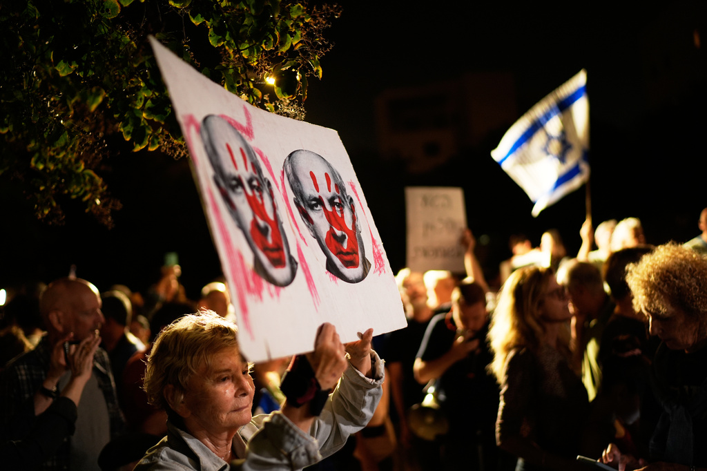 Israeli left-wing activists call for a government with Arab parties outside Yashar party leader Gadi Eisenkot's residence in Herzliya, Israel, Thursday, Oct. 29, 2026. (AP Photo/David Goldman)