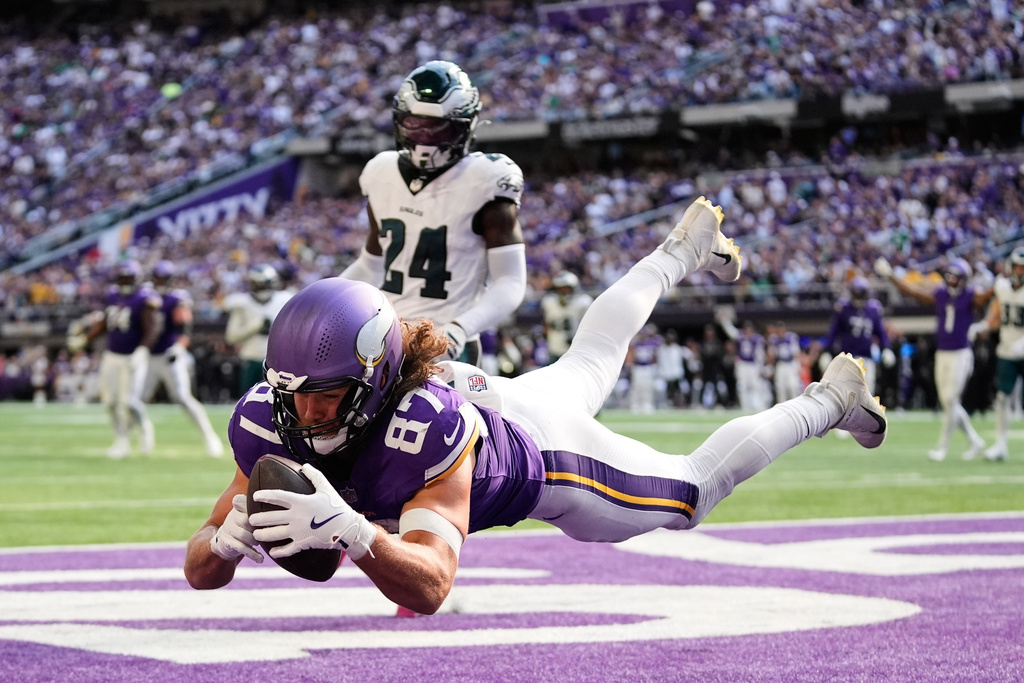 Minnesota Vikings tight end T.J. Hockenson (87) dives to try to catch a pass in the end zone, which was ruled incomplete, during the second half of an NFL football game against the Philadelphia Eagles, Sunday, Oct. 19, 2025, in Minneapolis. (AP Photo/Abbie Parr)