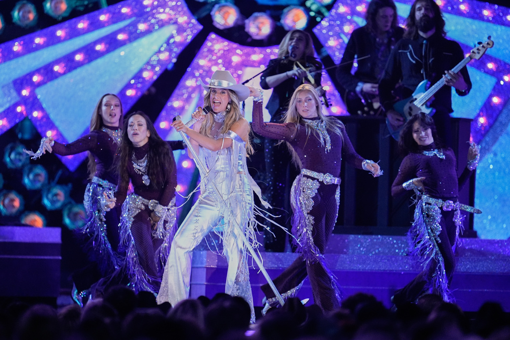Lainey Wilson, center, performs "Ring Finger" during the 59th Annual Country Music Association Awards on Wednesday, Nov. 19, 2025, at Bridgestone Arena in Nashville, Tenn. (AP Photo/George Walker IV)
