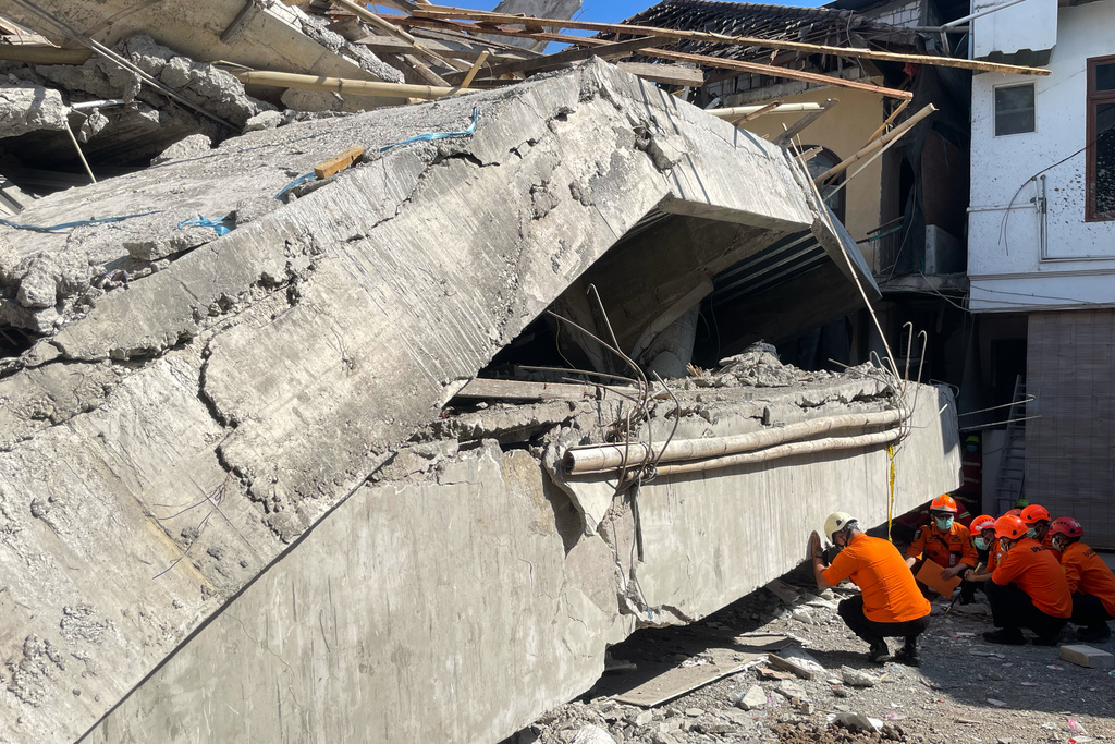 Rescuers search for victims after a building under construction collapsed, at an Islamic boarding school in Sidoarjo, East Java, Indonesia, Wednesday, Oct. 1, 2025. (AP Photo/Trisnadi)