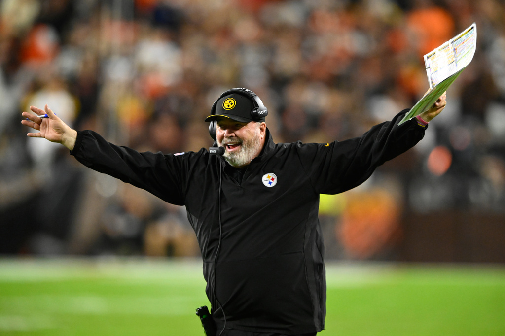 Pittsburgh Steelers head coach Mike McCarthy reacts during the second half of an NFL football game against the Cleveland Browns in Cleveland, Thursday, Oct. 1, 2026. (AP Photo/David Richard)