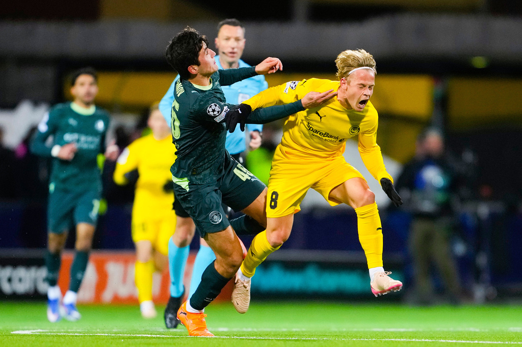 Manchester City's Abdukodir Khusanov, left, and Glimt's Sondre Auklend battle for the ball during the Champions League soccer match between Bodo/Glimt and Manchester City in Bodo, Norway, Tuesday, Jan. 20, 2026. (Fredrik Varfjell/NTB via AP)