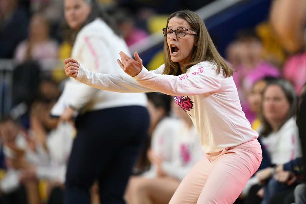 Michigan head coach Kim Barnes Arico yells to her team from in front of the bench in the first half of an NCAA college basketball game against UCLA in Ann Arbor, Mich., Sunday, Feb. 8, 2026. (AP Photo/Lon Horwedel)