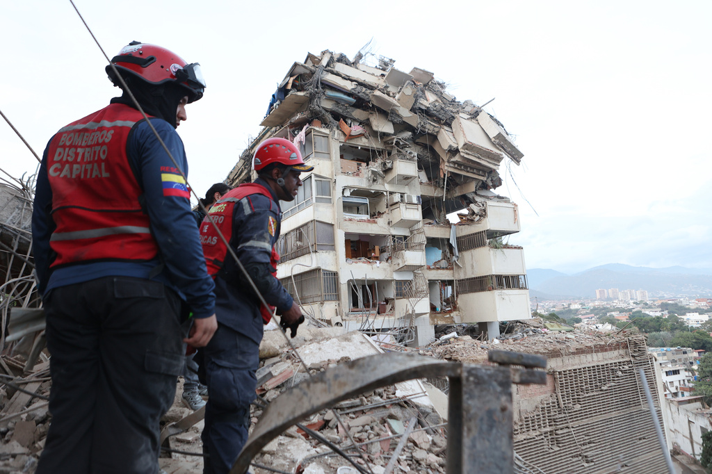 Personal de rescate buscan entre los escombros tras el sismo registrado en La Guaira, Venezuela, el jueves 25 de junio de 2026. (Foto AP/Pedro Mattey)