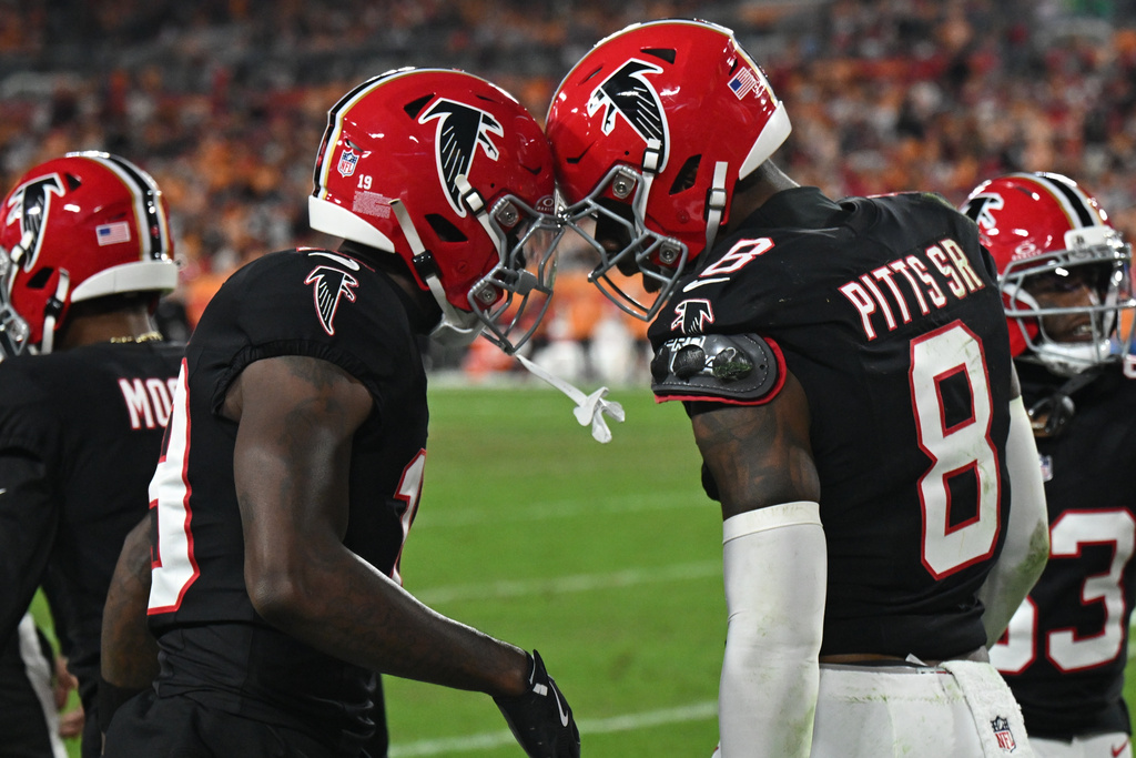 Atlanta Falcons tight end Kyle Pitts Sr. (8) celebrates his touchdown against the Tampa Bay Buccaneers during the first half of an NFL football game, Thursday, Dec. 11, 2025, in Tampa, Fla. (AP Photo/Jason Behnken)