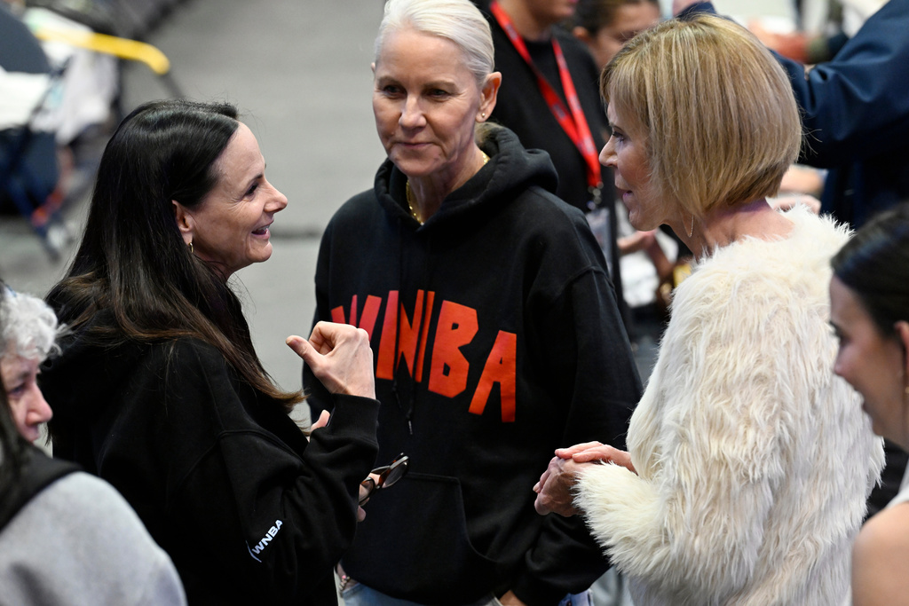 WNBA Toronto Tempo head coach Sandy Brondello, left, talks with UConn associate head coach Chris Dailey, right, before an NCAA college basketball game, Sunday, Nov. 16, 2025, in Hartford, Conn. (AP Photo/Jessica Hill)