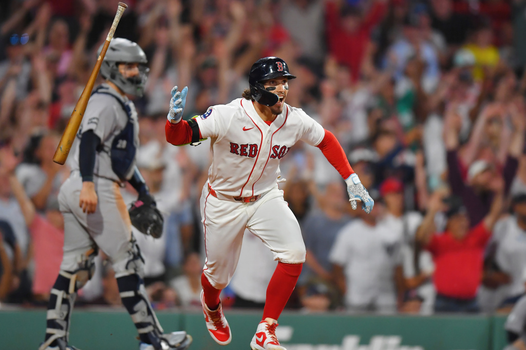 Boston Red Sox's Jarren Duran, right, celebrates in front of New York Yankees catcher Austin Wells, left, after hitting a walk-off one-run single in the tenth inning of a baseball game, Sunday, June 28, 2026, in Boston. (AP Photo/Steven Senne)