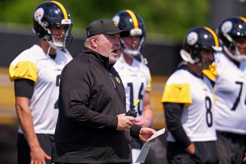 Pittsburgh Steelers head coach Mike McCarthy, second from left, gives instructions with quarterbacks Mason Rudolph, left, Drew Allar, center, and Aaron Rodgers, (8) waiting their turn to run a drill during the football team's OTA workout in Pittsburgh, Monday, May 18, 2026. (AP Photo/Gene J. Puskar)