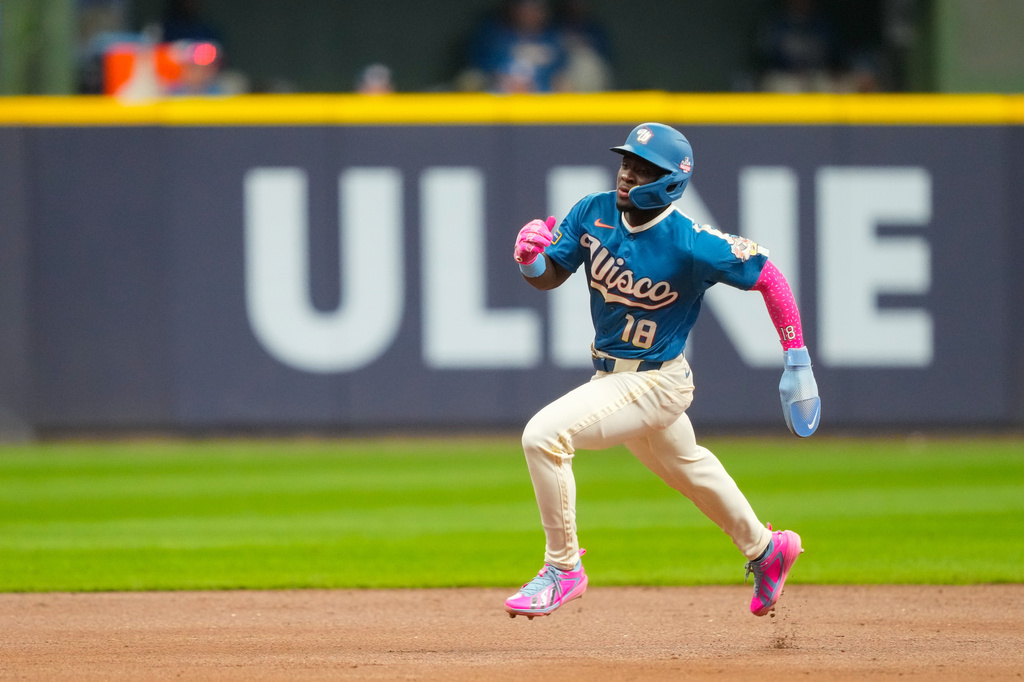 Milwaukee Brewers' Luis Lara runs to third base on a single hit by Jackson Chourio during the third inning of a baseball game against the Atlanta Braves, Friday, Aug. 21, 2026, in Milwaukee. (AP Photo/Kayla Wolf)
