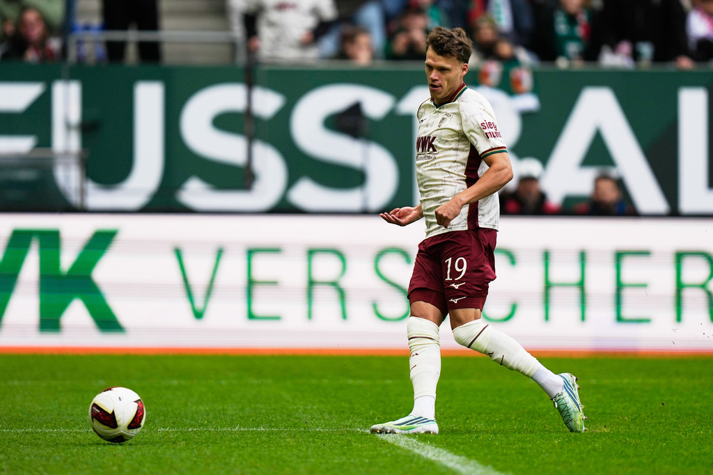 Augsburg's Robin Fellhauer scores his side's opening goal during the German Bundesliga soccer match between FC Augsburg and FC Bayern Munich in Augsburg, Germany, Oct. 10, 2026. (AP Photo/Matthias Schrader)