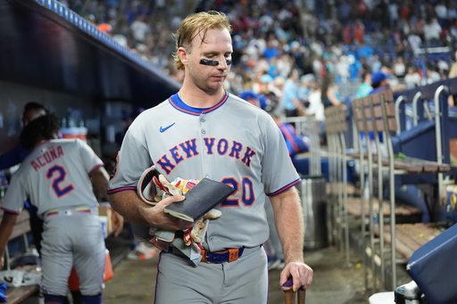 New York Mets' Pete Alonso gathers his belongings in the dugout after the Mets lost to the Miami Marlins in a baseball game, Sunday, Sept. 28, 2025, in Miami. (AP Photo/Lynne Sladky) New York Mets' Pete Alonso gathers his belongings in the dugout after the Mets lost to the Miami Marlins in a baseball game, Sunday, Sept. 28, 2025, in Miami. (AP Photo/Lynne Sladky)