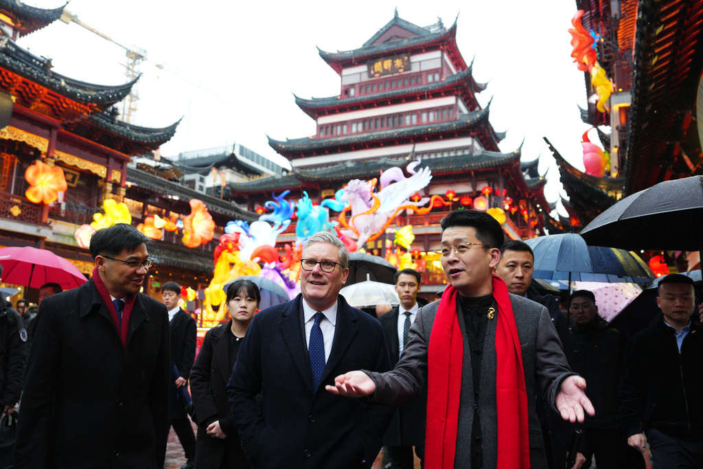 CORRECTS THE LOCATION - British Prime Minister Keir Starmer, center, is shown around Yuyuan Garden by Vice President of Yuyuan Garden Junjie Hu, on Friday, Jan. 30, 2026 in Shanghai, China. (Carl Court/Pool Photo via AP)