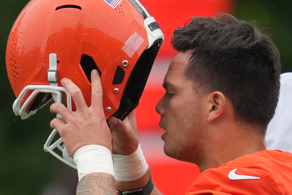 Cleveland Browns quarterback Dillon Gabriel (8) attends an NFL football practice at The Grove in Watford, England, Friday, Oct. 3, 2025. (AP Photo/Kin Cheung)