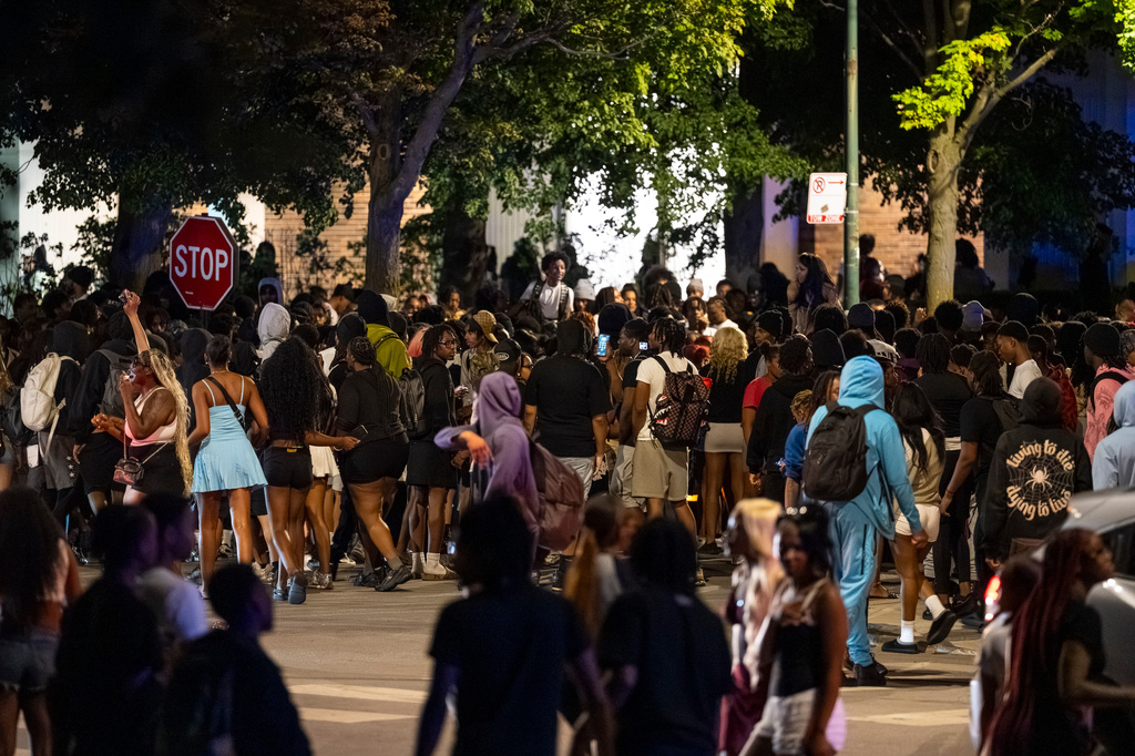 Hundreds of young people gather near the Griffin Museum of Science and Industry in the Hyde Park neighborhood as Chicago police officers attempt to disperse them, Monday, May 25, 2026. (Tyler Pasciak LaRiviere/Chicago Sun-Times via AP, File)
