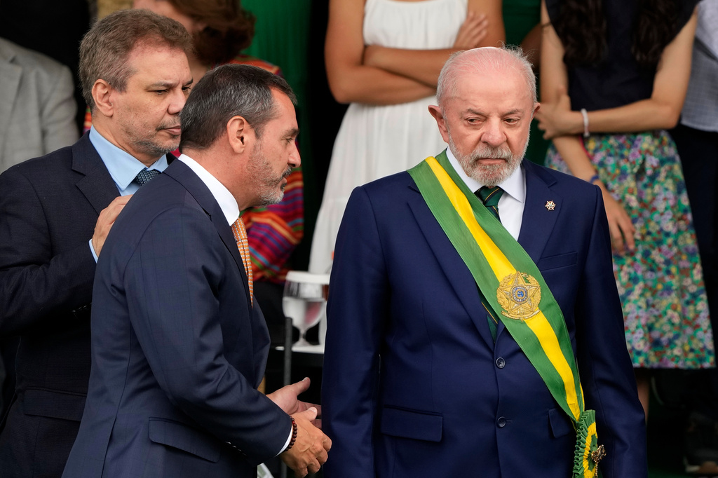 Brazilian President Luiz Inacio Lula da Silva, right, speaks with Federal Police Director General Andrei Rodrigues, center, next to Justice Minister Wellington Cesar, far left, during Independence Day celebrations in Brasilia, Brazil, Monday, Sept. 7, 2026. (AP Photo/Eraldo Peres)