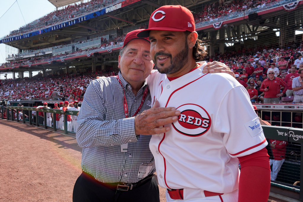 Former Cincinnati Reds player and Hall of Famer Johnny Bench, left, greets Cincinnati Reds' Eugenio Suárez before an opening-day baseball game against the Boston Red Sox in Cincinnati, Thursday, March 26, 2026. (AP Photo/Carolyn Kaster)
