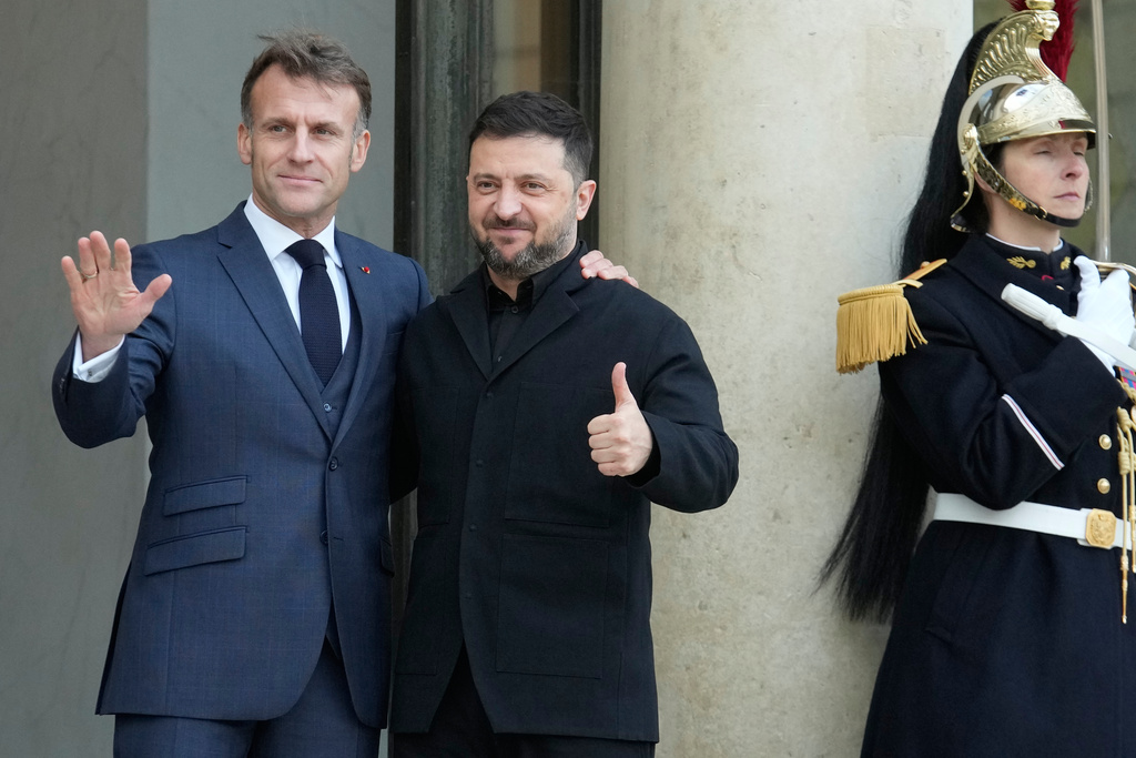 French President Emmanuel Macron, left, welcomes Ukrainian President Volodymyr Zelenskyy, Monday, Nov. 17, 2025 before a joint press conference at the Elysee Palace in Paris. (AP Photo/Michel Euler)