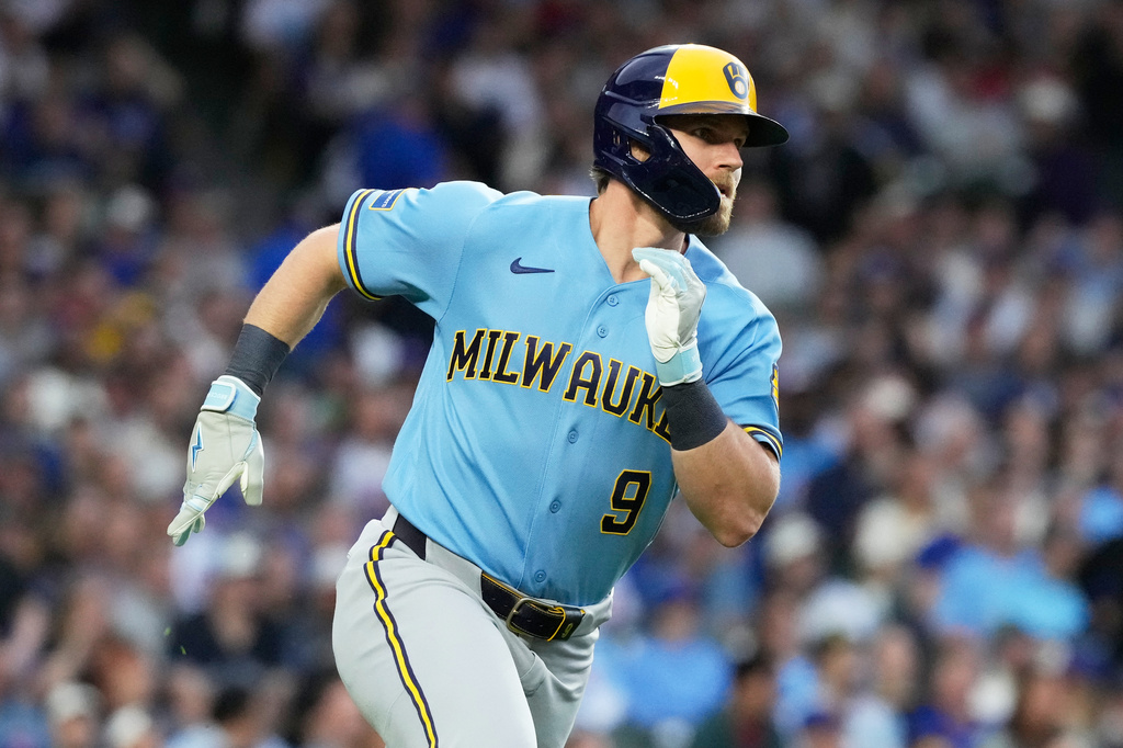 Milwaukee Brewers' Jake Bauers runs after hitting a one-run single during the third inning of a baseball game against the Chicago Cubs in Chicago, Tuesday, May 19, 2026. (AP Photo/Nam Y. Huh)