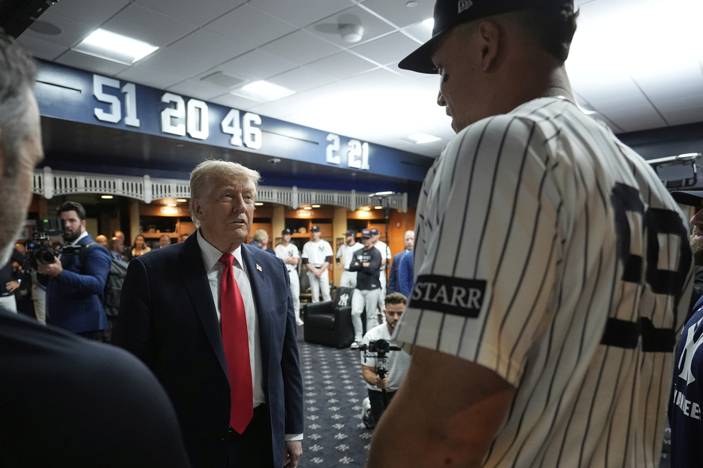 President Donald Trump talks with New York Yankees Aaron Judge, right, in the New York Yankees locker room before a baseball game against the Detroit Tigers, Thursday, Sept. 11, 2025, in New York. (AP Photo/Alex Brandon, Pool)