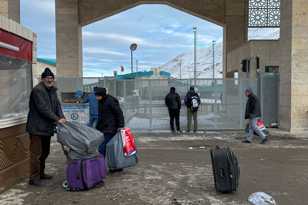 People wait at Kapikoy border post between Turkey and Iran, in Kapikoy, Turkey, Saturday, Jan. 17, 2026. (AP Photo/Serra Yedikardes)