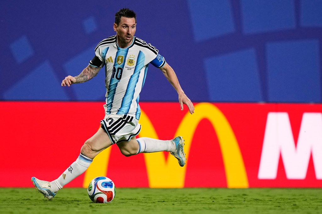 Argentina's Lionel Messi (10) dribbles the ball during the World Cup quarterfinal soccer match against Switzerland in Kansas City, Mo., Saturday, July 11, 2026. (AP Photo/Charlie Riedel)