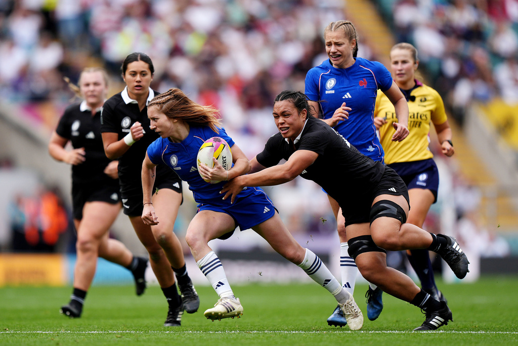 France's Pauline Bourdon Sansus gets away from New Zealand's Layla Sae, center right, during the Women's Rugby World Cup bronze match between New Zealand and France at the Allianz Stadium, Twickenham, London, Saturday, Sept. 27, 2025. (Ben Whitley/PA via AP)