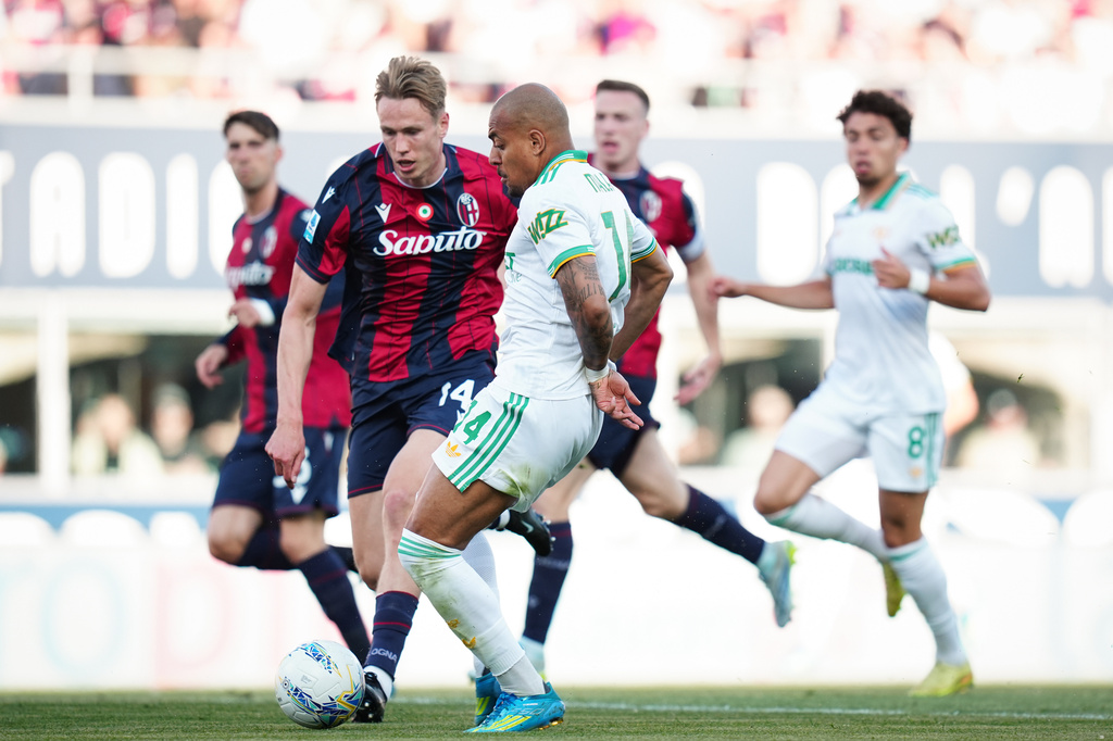 Roma's Donyell Malen scores his side's first goal, during the Serie A soccer match between Bologna, in Bologna, Italy, Saturday, April 25, 2026. (Massimo Paolone/LaPresse via AP)