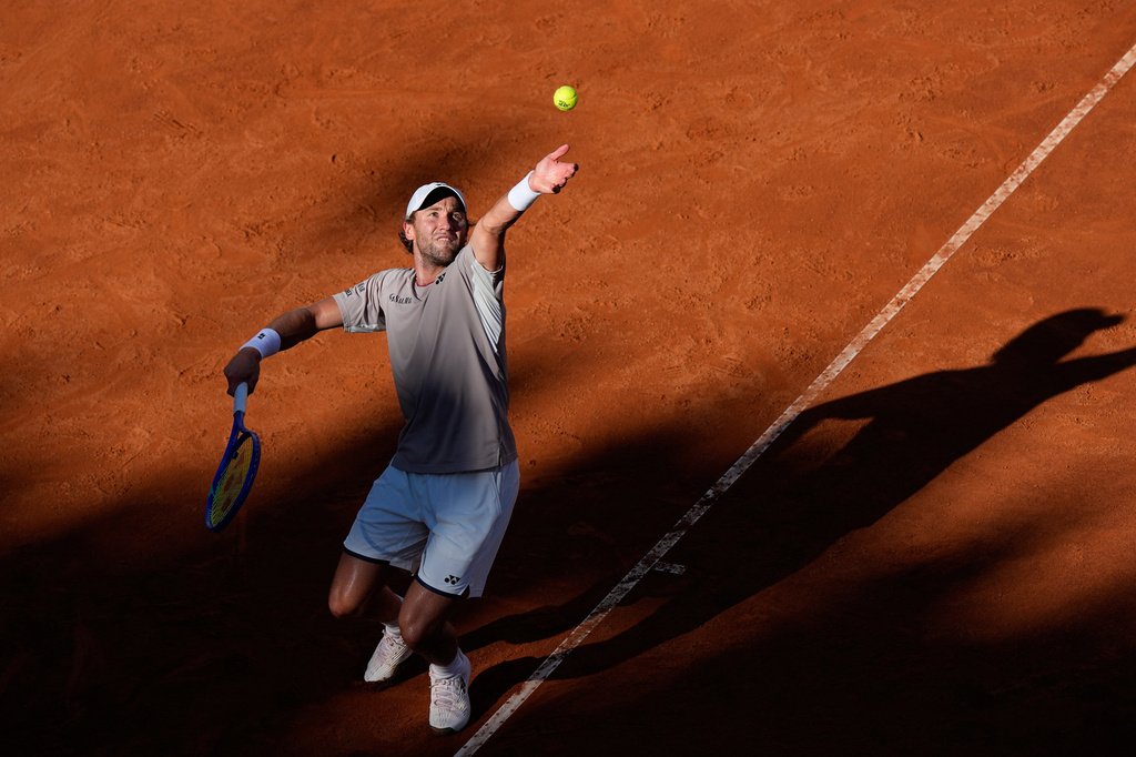 Casper Ruud, of Norway, serves to Jannik Sinner, of Italy, during the final match at the Italian Open tennis tournament, in Rome, Sunday, May 17, 2026. (AP Photo/Alessandra Tarantino)