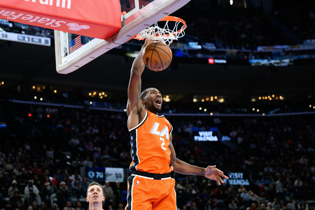 Los Angeles Clippers forward Kawhi Leonard dunks during the second half of an NBA basketball game against the Detroit Pistons, Sunday, Dec. 28, 2025, in Inglewood, Calif. (AP Photo/William Liang)